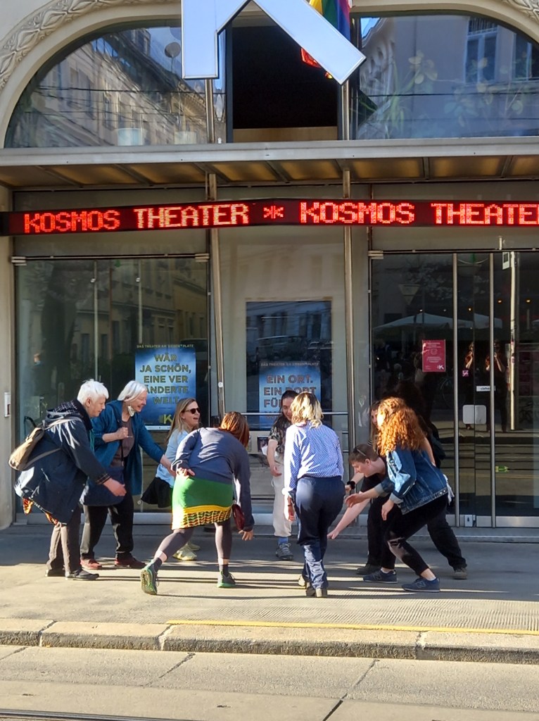 Dieses Bild hat ein leeres alt-Attribut; sein Dateiname ist 2022_workshop_kosmos_theater_c_ulli_koch-7.jpeg.jpg